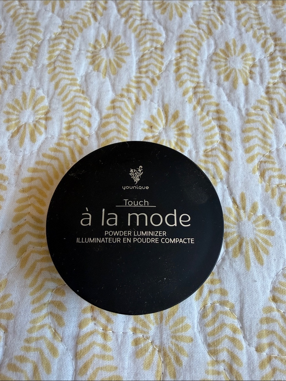 Younique Black Touch à la Mode Powder Luminizer Compact Benevolent